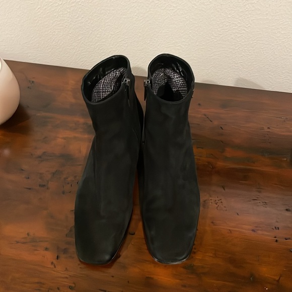 Aquatalia black suede booties size 11m - Picture 7 of 8